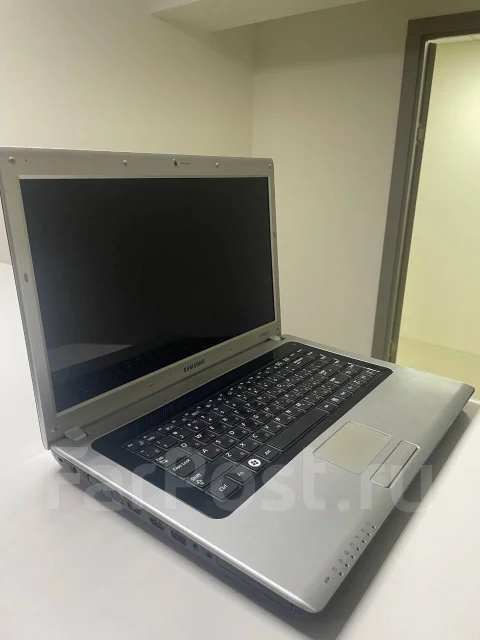 Samsung R520. 15.6", 2,2����, ��� 4 ��, ���� 160���, WiFi: 1, Bluetooth: 1, ����������� �� 1��. ����