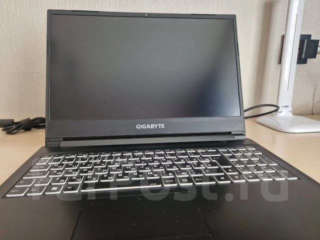Gigabyte A5. 15.6", 3,3����, ��� 16 ��, ���� 750���, WiFi: 1, Bluetooth: 1, ����������� �� 4��. ����