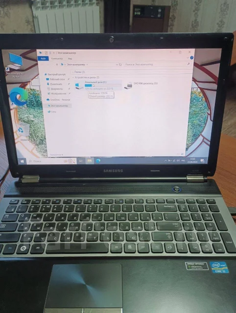 Samsung RC530. 15.6", ��� 12 ��, ���� 240���, WiFi: 1, Bluetooth: 1 ����
