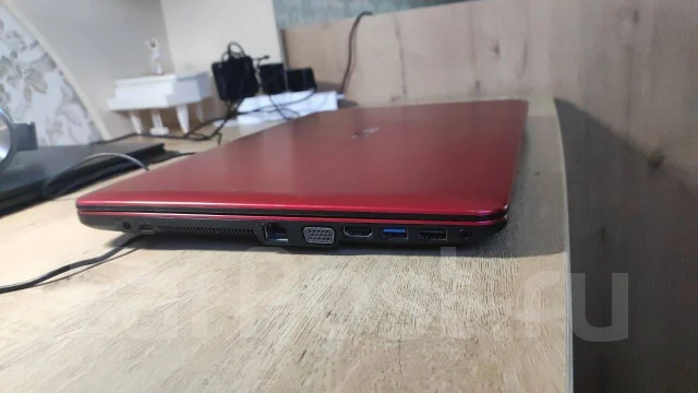 Asus. 15.6", 2����, ��� 4 ��, ���� 512���, WiFi: 1, Bluetooth: 1, ����������� �� 1��. ����