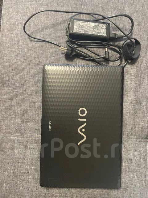 Sony VAIO VPC-EH2M1R. 15", 2,4����, ��� 4 ��, ���� 320���, WiFi: 1, Bluetooth: 1, ����������� �� 2��. ����