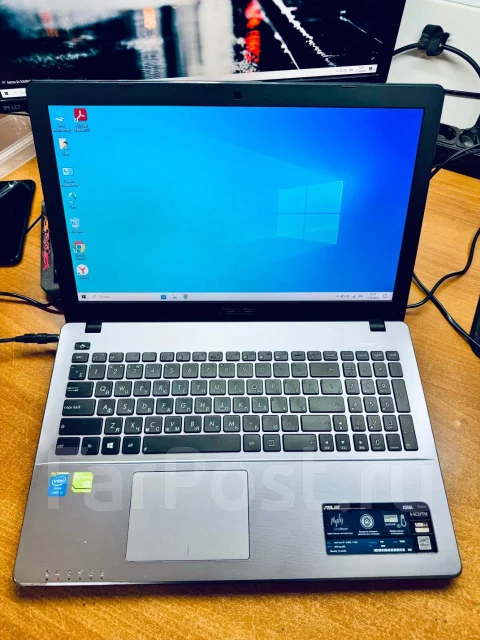 Asus X550L. 15.6", 1,7����, ��� 6 ��, ���� 256���, WiFi: 1, Bluetooth: 1, ����������� �� 1��. ����