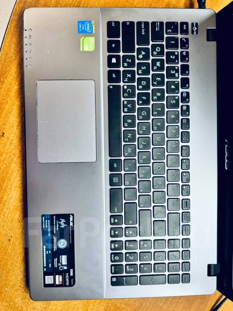 Asus X550L. 15.6", 1,7����, ��� 6 ��, ���� 256���, WiFi: 1, Bluetooth: 1, ����������� �� 1��. ����