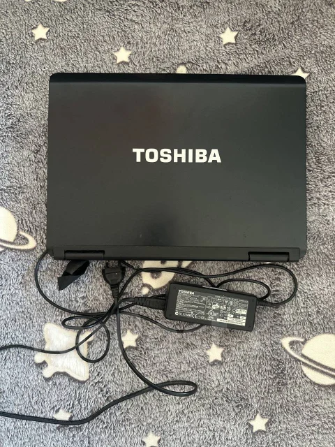 Toshiba. 15.4", 1,5����, ��� 4 ��, ���� 3���, WiFi: 1 ����