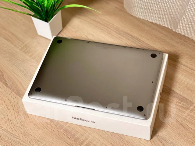 Apple MacBook Air 13 2020. 13", 2,4����, ��� 8 ��, ���� 256���, WiFi: 1, Bluetooth: 1, ����������� �� 15��. ����