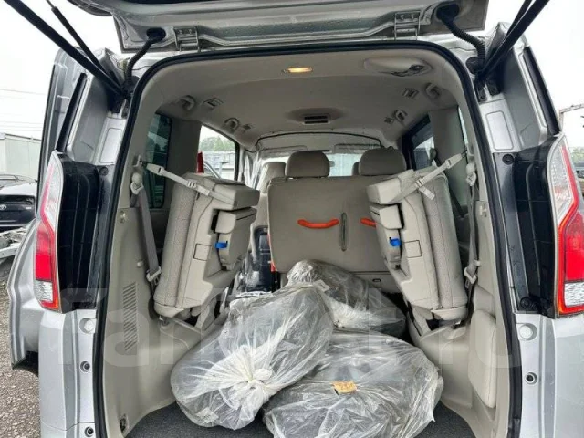 Nissan Serena. GNC27, MR20DD ����