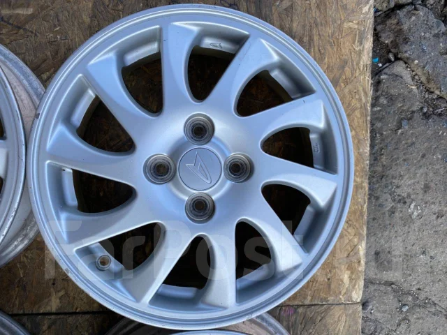 Daihatsu. 4.5x15", 4x100, ET45 ����