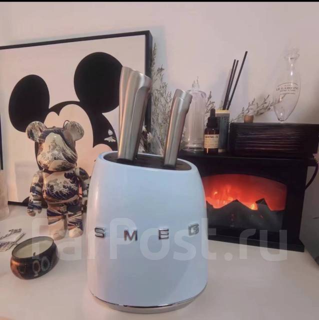 Набор ножей SMEG (Смэг) с подставкой, новый. Цена: 6 500₽ во Владивостоке