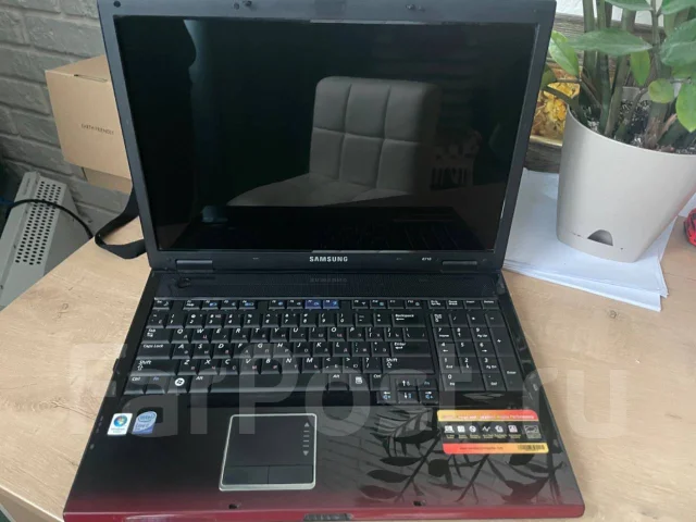 Samsung RC710. 17", 2,4����, ��� 6 ��, ���� 256���, WiFi: 1, Bluetooth: 1, ����������� �� 4��. ����