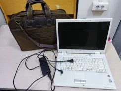 Fujitsu. 15.4", ��� 2048 �� ����