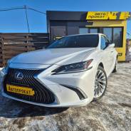 Lexus ES300h.   