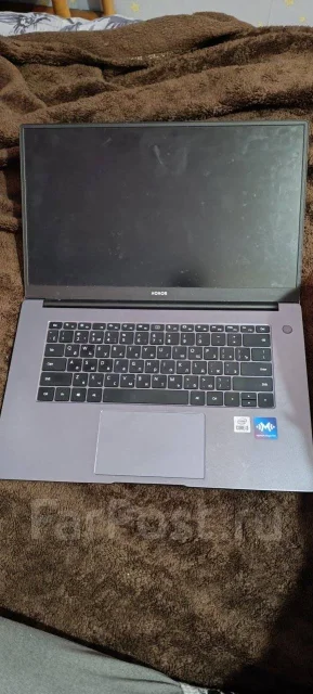 Honor MagicBook X 15. 15.6", 60����, ��� 8 ��, ���� 256���, WiFi: 1, Bluetooth: 1, ����������� �� 9��. ����