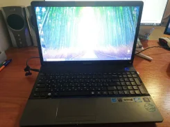 Samsung 300E5C. 15.6", 1,5����, ��� 4 ��, ���� 120���, WiFi: 1, Bluetooth: 1, ����������� �� 1��. ����