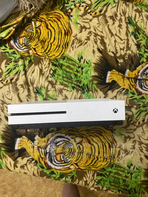 Microsoft Xbox One S ����
