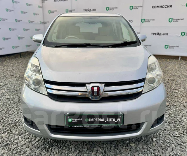 Toyota Isis. ��������, ��������, 2.0 (158��.�.), ������, 300 000����. �� ����