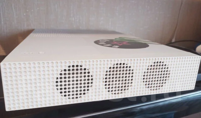 Microsoft Xbox One S ����