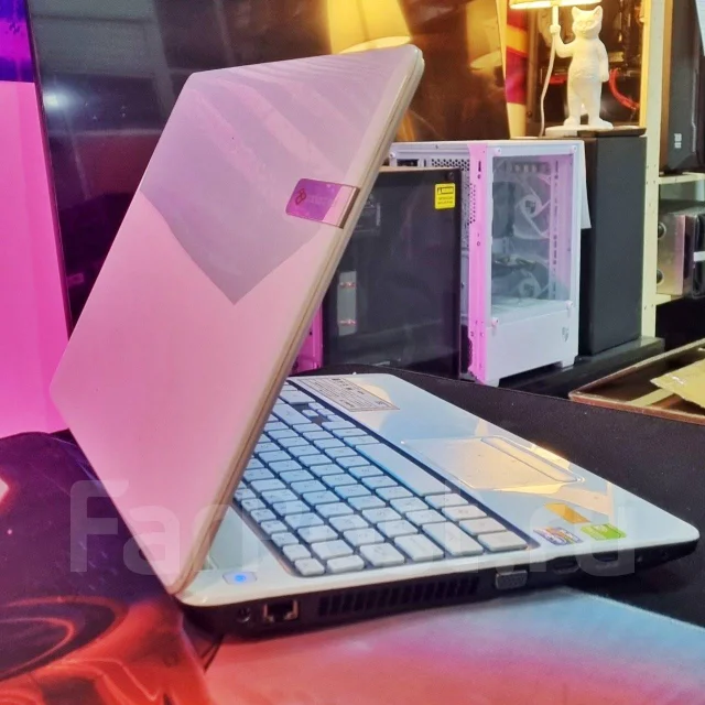 Packard Bell. 15.6", 2,4����, ��� 8 ��, ���� 700���, WiFi: 1, Bluetooth: 1, ����������� �� 4��. ����