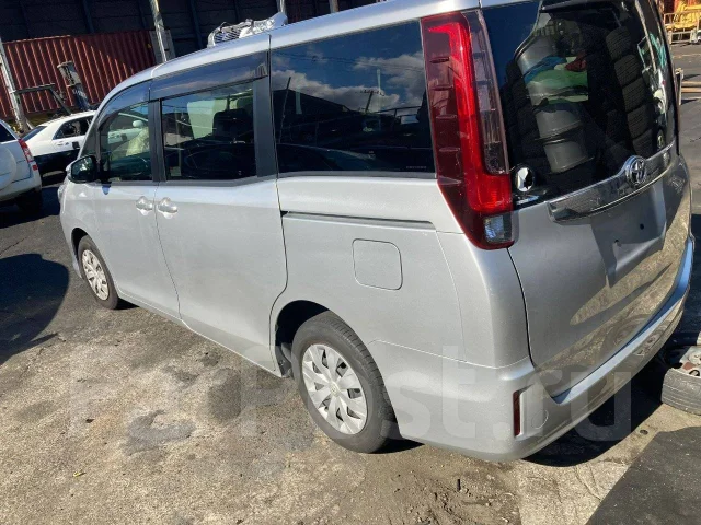 Toyota Noah. ZRR80 ����