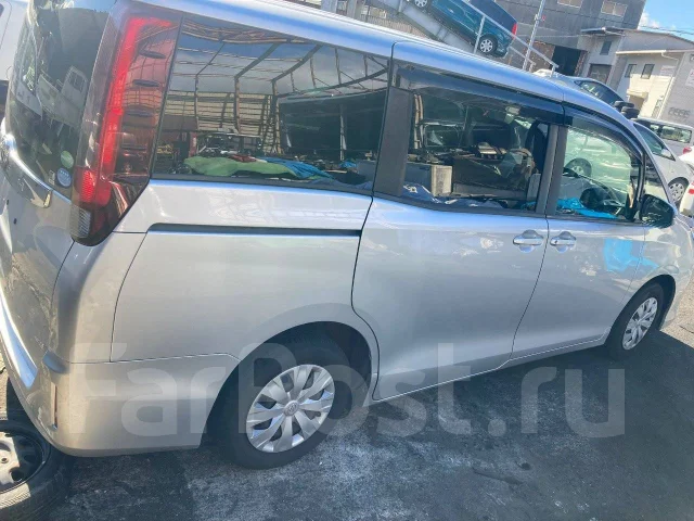 Toyota Noah. ZRR80 ����