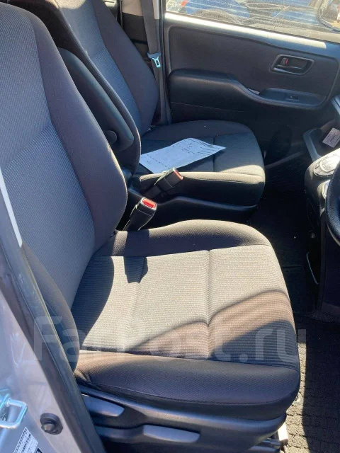 Toyota Noah. ZRR80 ����