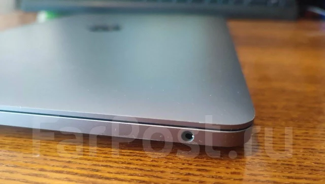 Apple MacBook Pro 13 2020. 13.3", 1,4����, ��� 8 ��, ���� 250���, WiFi: 1, Bluetooth: 1, ����������� �� 5��. ����