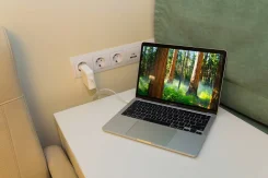 Apple MacBook Pro 13 2020. 13", 1,4����, ��� 8 ��, ���� 256���, WiFi, Bluetooth, ����������� �� 10��. ����
