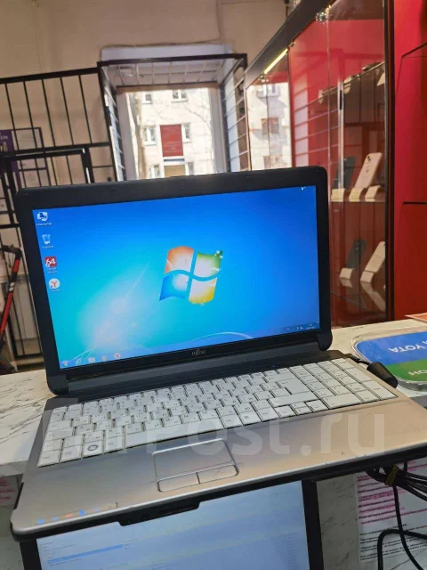 Fujitsu. 11", ��� 4 ��, ���� 500���, WiFi: 1, Bluetooth: 1 ����