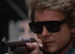  Ray-Ban. 