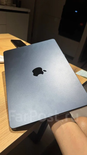 Apple MacBook Air 13 2022. 13.4", 4,2����, ��� 8 ��, ���� 256���, WiFi: 1, Bluetooth: 1, ����������� �� 7��. ����