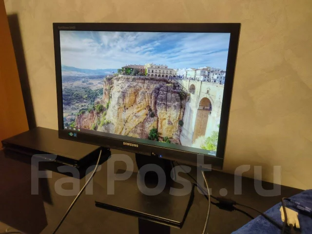 Samsung. 19", ���������� �� (LCD, LED, QLED) ����