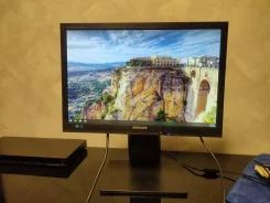 Samsung. 19", ���������� �� (LCD, LED, QLED) ����