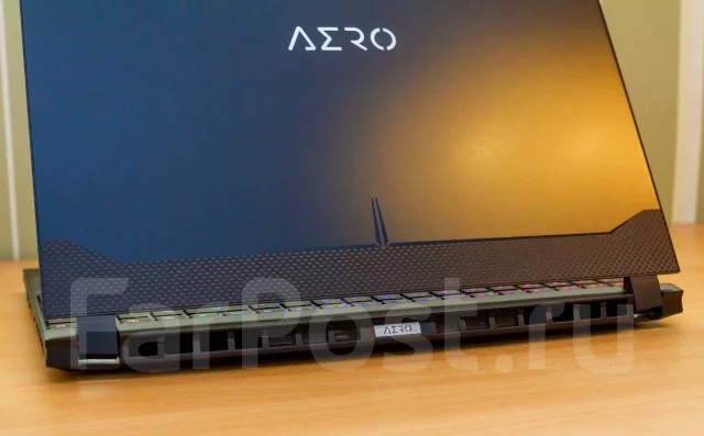 Gigabyte Aero. 15.6", 5,5����, ���� 1 000���, WiFi: 1, Bluetooth: 1, ����������� �� 8��. ����
