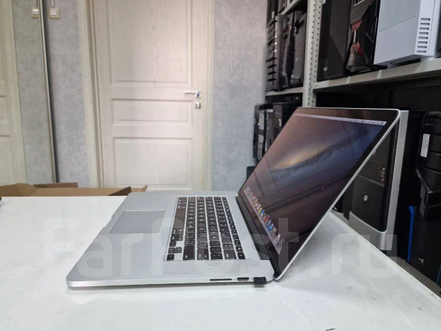 Apple MacBook Pro 15. 15.4", 2,4����, ��� 8 ��, ���� 256���, WiFi: 1, Bluetooth: 1, ����������� �� 4��. ����
