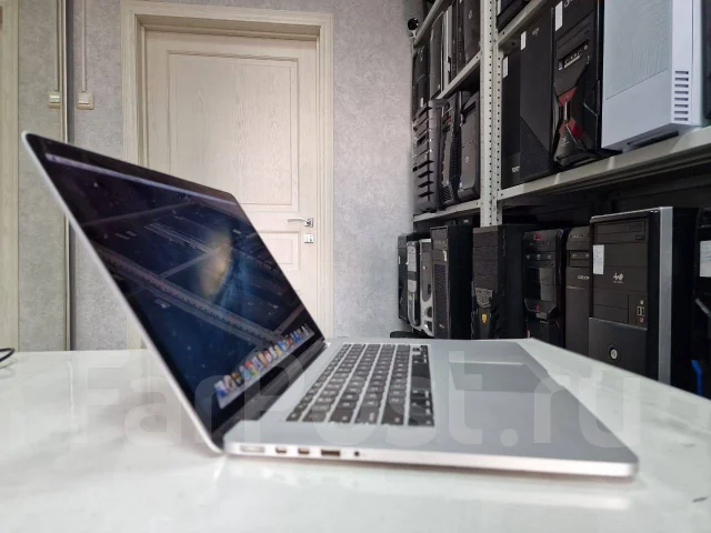 Apple MacBook Pro 15. 15.4", 2,4����, ��� 8 ��, ���� 256���, WiFi: 1, Bluetooth: 1, ����������� �� 4��. ����