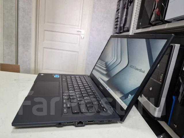 Asus ExpertBook. 14.1", 4,4����, ��� 8 ��, ���� 256���, WiFi: 1, Bluetooth: 1, ����������� �� 4��. ����