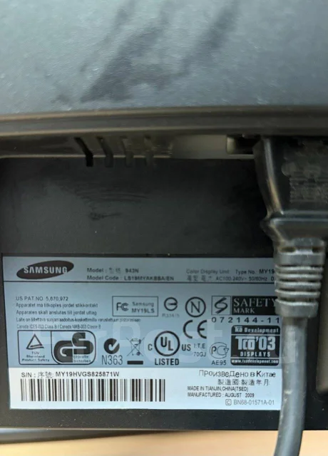 Samsung. 19", ���������� �� (LCD, LED, QLED) ����