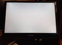 Samsung. 22", ���������� �� (LCD, LED, QLED) ����