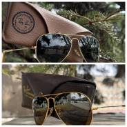  Ray-Ban. 