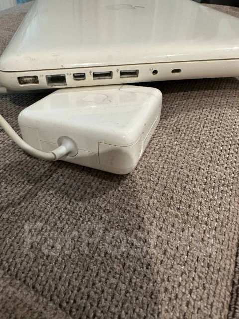 Apple MacBook 13. 13", WiFi: 1, Bluetooth: 1 ����