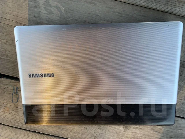 Samsung 300E5A-S03. 15", 2,3����, ��� 8 ��, ���� 250���, WiFi: 1, Bluetooth: 1, ����������� �� 4��. ����