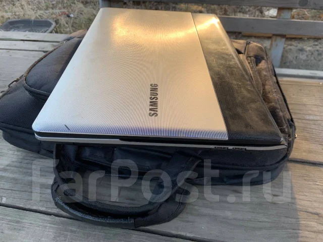 Samsung 300E5A-S03. 15", 2,3����, ��� 8 ��, ���� 250���, WiFi: 1, Bluetooth: 1, ����������� �� 4��. ����