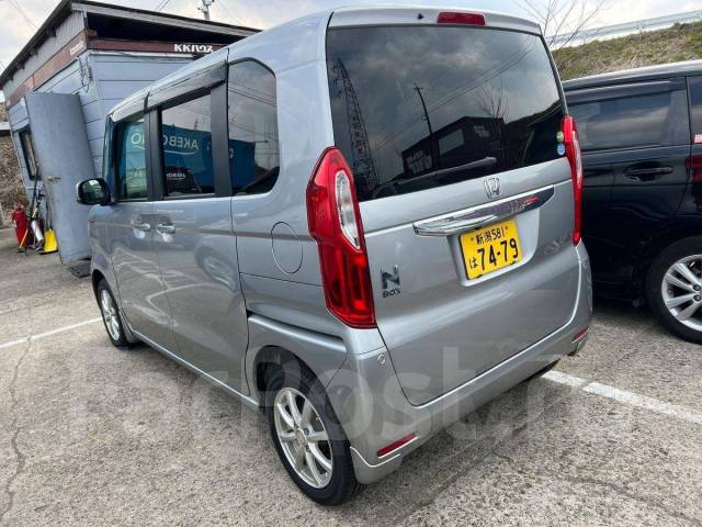 Honda N-BOX.   