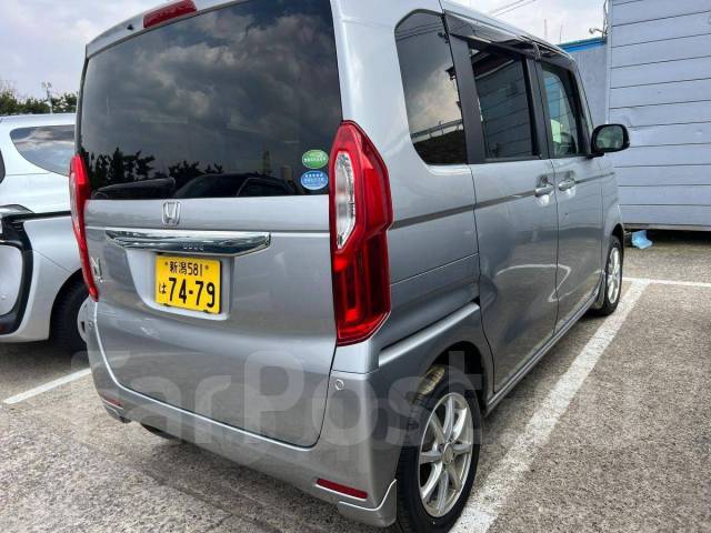 Honda N-BOX.   