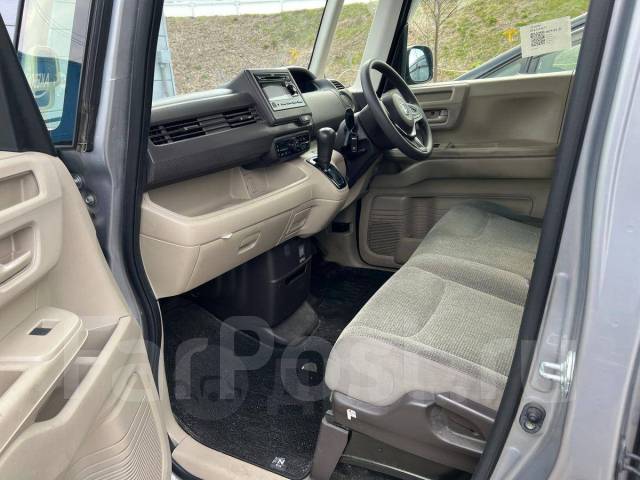 Honda N-BOX.   