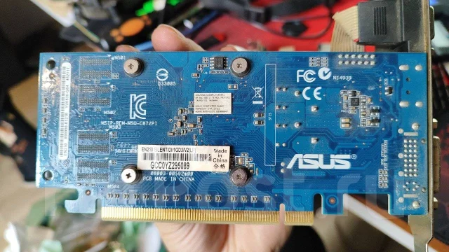 GeForce GT 210 ����