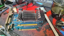 GeForce GT 210 ����