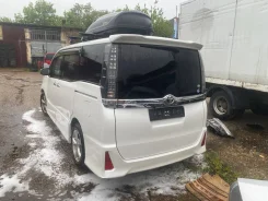 Toyota Voxy ����