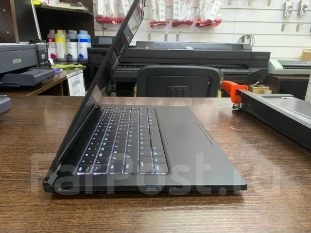 Intel NUC M15. 15.6", 4,6����, ��� 16 ��, ���� 500���, WiFi: 1, Bluetooth: 1 ����