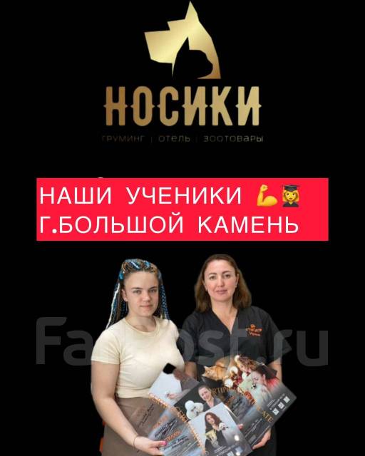 Трусикисіз қисайып отырған қыздар