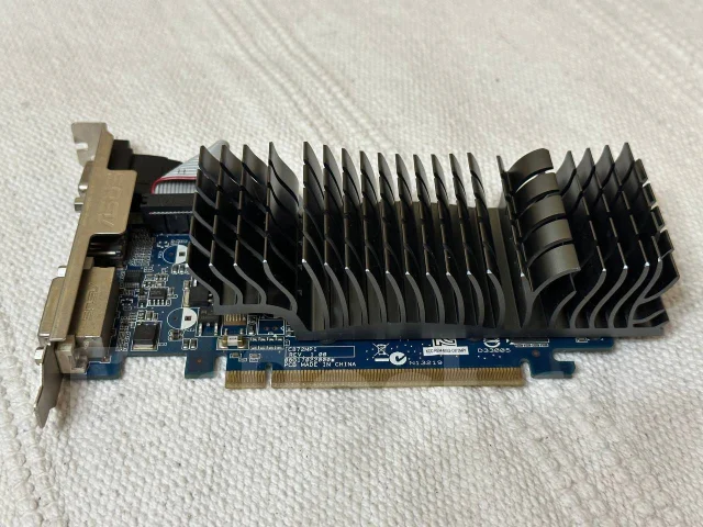 GeForce GT 210 ����